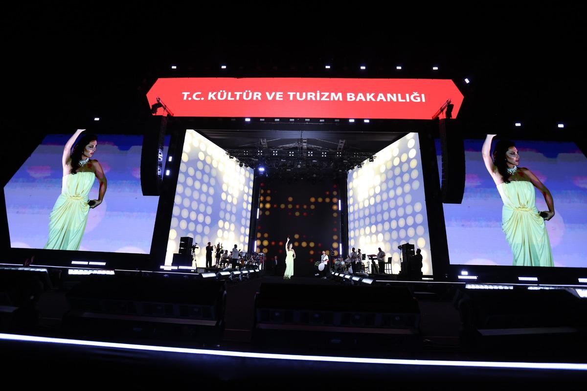 Konya daki Kültür Yolu Festivali nde rekor! 98 bin kişi Ebru Yaşar konserinde buluştu, işte o anlar... 1