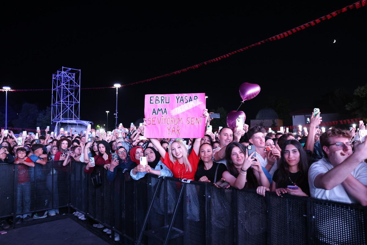 Konya daki Kültür Yolu Festivali nde rekor! 98 bin kişi Ebru Yaşar konserinde buluştu, işte o anlar... 2