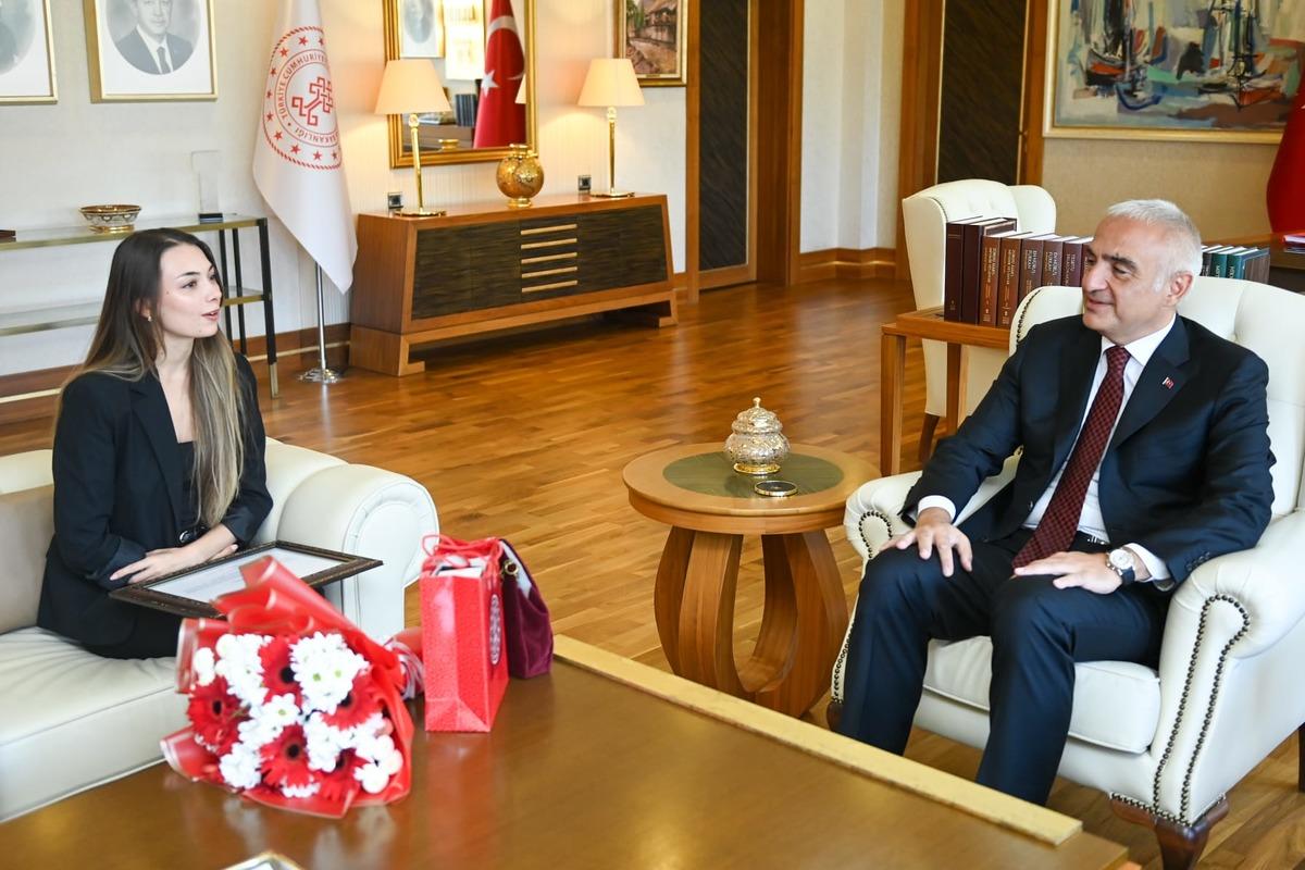 Bakan Ersoy, Bolşoy Tiyatrosu nda tarihi başarıya imza atan Nilay Tahiroğlu nu tebrik etti: Türk balesinde uluslararası gurur! 1