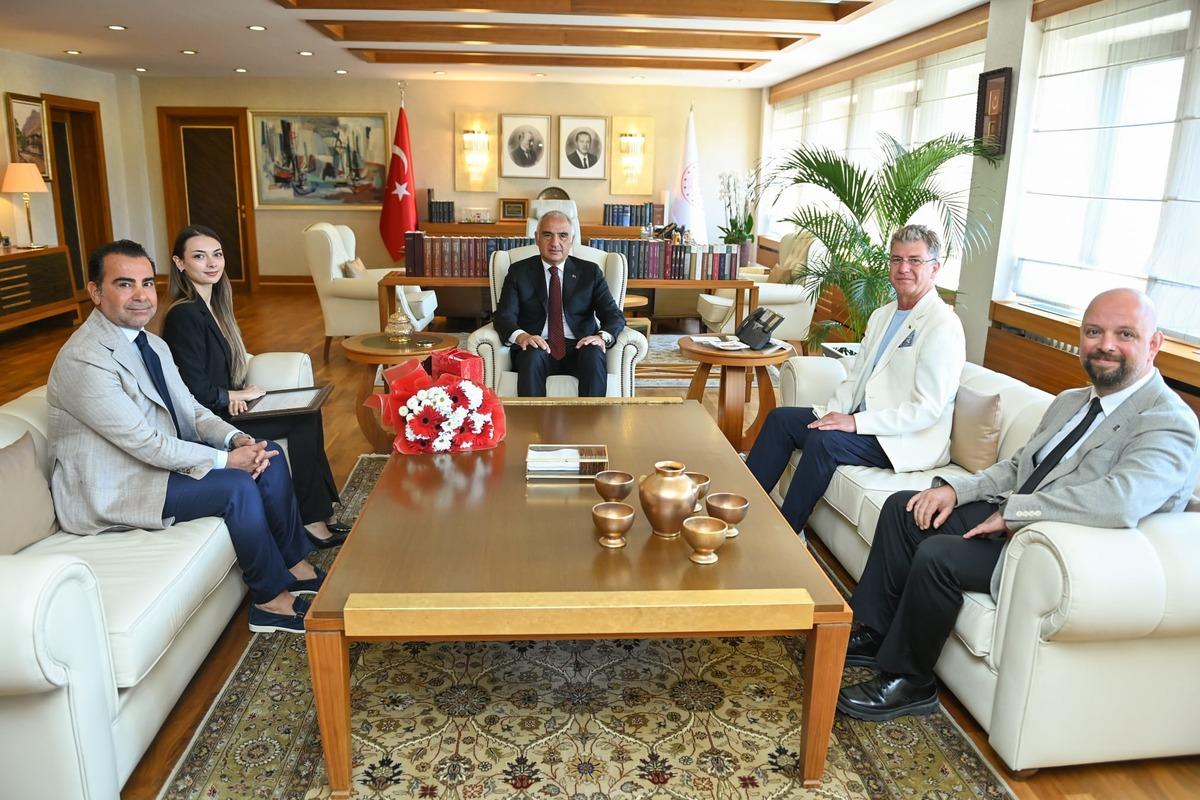 Bakan Ersoy, Bolşoy Tiyatrosu nda tarihi başarıya imza atan Nilay Tahiroğlu nu tebrik etti: Türk balesinde uluslararası gurur! 2