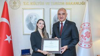 Bakan Ersoy, Bolşoy Tiyatrosu'nda tarihi başarıya imza atan Nilay Tahiroğlu'nu tebrik etti: Türk balesinde uluslararası gurur!