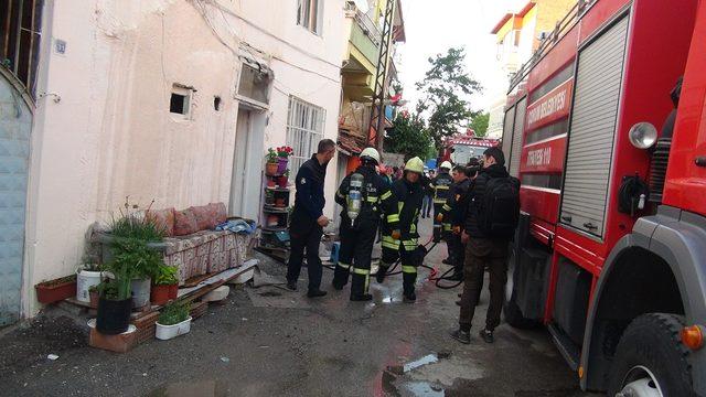 Kendini odaya kilitleyip evi ateşe verdi