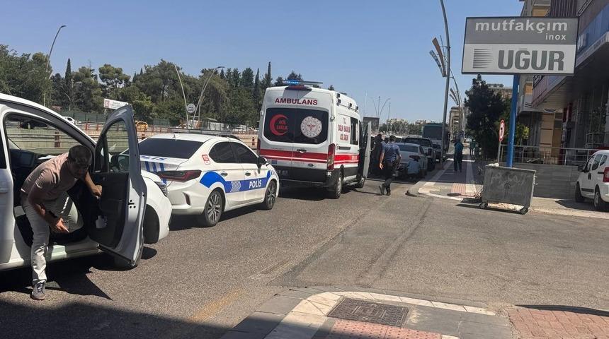 Kontrolden &ccedil;ıkarak devrilen motosikletin s&uuml;r&uuml;c&uuml;s&uuml; yaralandı
