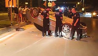 &Ouml;n&uuml;ndeki motosiklete &ccedil;arpmamak i&ccedil;in direksiyonu kırdı, takla attı