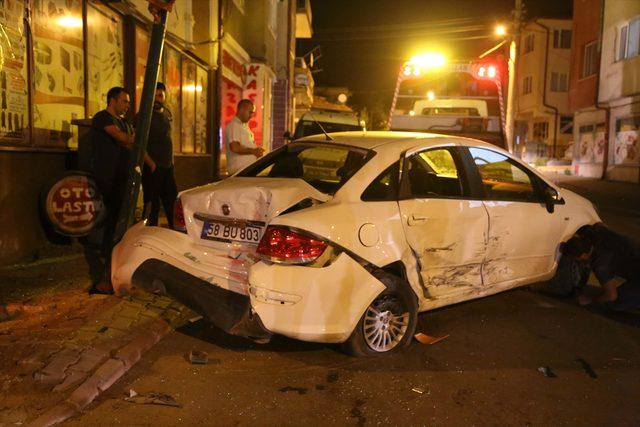 Hafif ticari araç otomobille çarpıştı: 4 yaralı<br />
