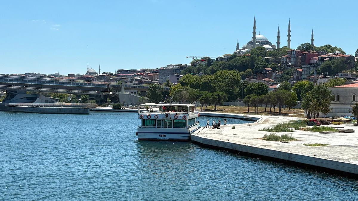 Tur teknesi köprüye çarptı, personel teknenin altında kaldı!