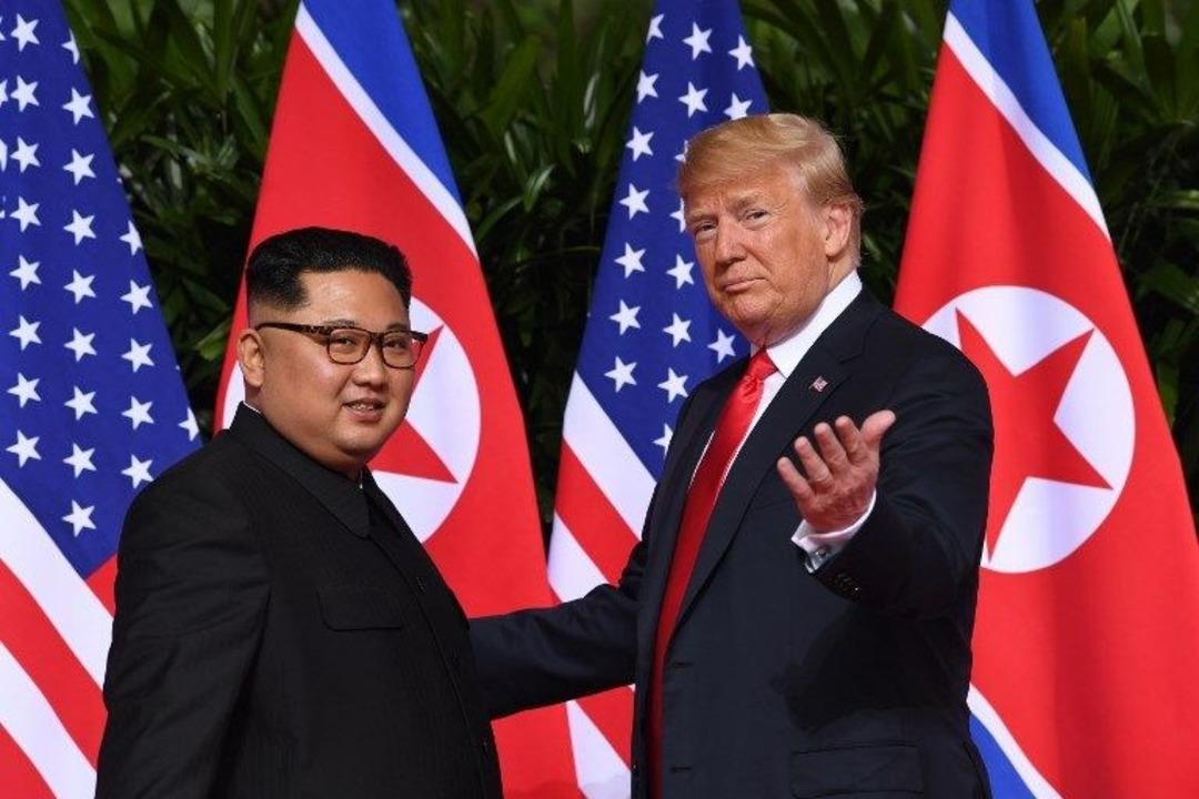Trump ve Kim g&ouml;r&uuml;şt&uuml;! Tarihi zirveye damga vuran kareler