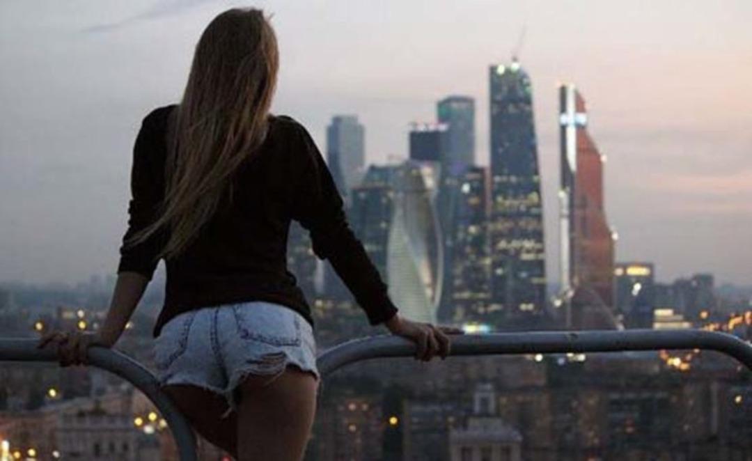 &Ouml;l&uuml;mle dans eden Rus blogger Angela Nikolau 