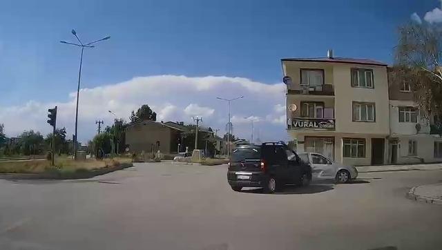 Trafik kazası anbean araç kamerasında 3