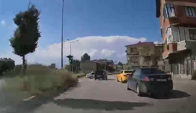 Trafik kazası anbean araç kamerasında 2