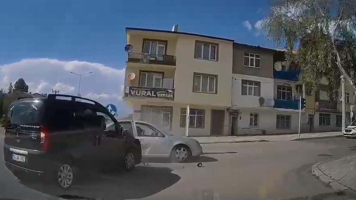Trafik kazası anbean araç kamerasında