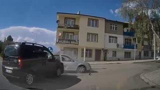 Trafik kazası anbean araç kamerasında