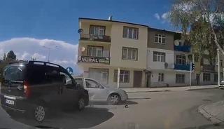 Trafik kazası anbean ara&ccedil; kamerasında