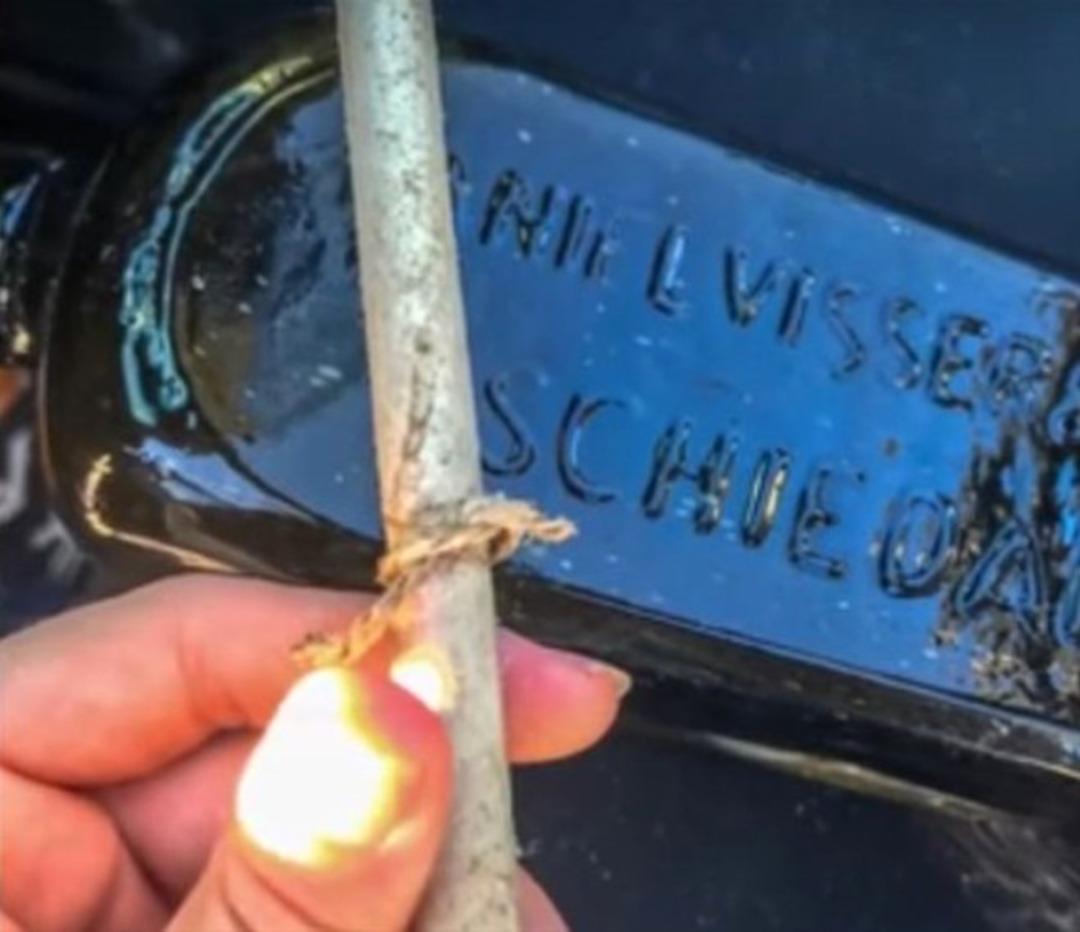  Sahile vurmuş şişeden &ccedil;ıkan not hayrete d&uuml;ş&uuml;rd&uuml;