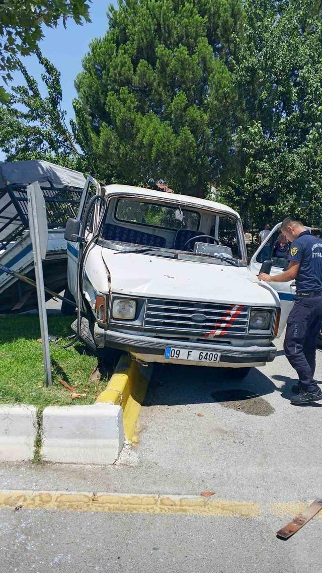 Otomobille çarpışan kamyonet refüje çıktı: 1 yaralı 1