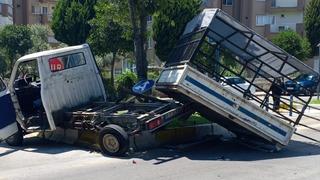 Otomobille çarpışan kamyonet refüje çıktı: 1 yaralı