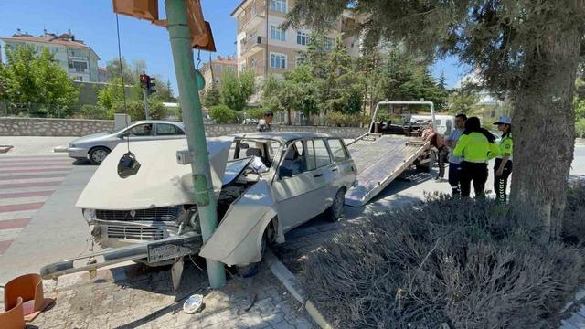 Karaman’da otomobil trafik lambasına çarptı: 1 yaralı 1
