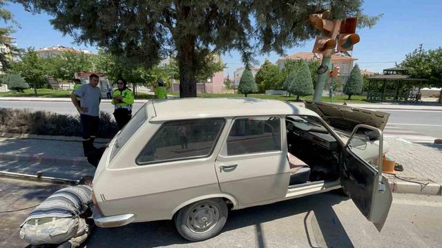 Karaman’da otomobil trafik lambasına çarptı: 1 yaralı 2