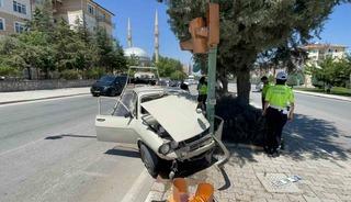 Karaman&rsquo;da otomobil trafik lambasına &ccedil;arptı: 1 yaralı