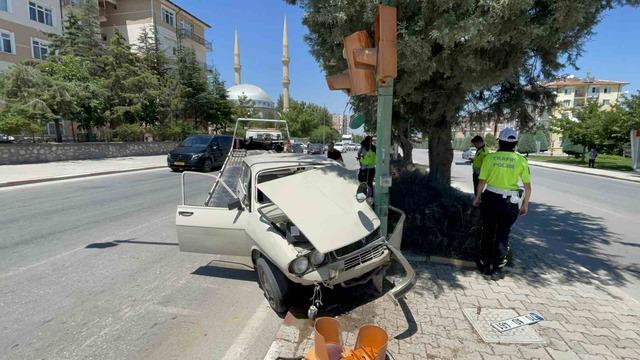 Karaman’da otomobil trafik lambasına çarptı: 1 yaralı