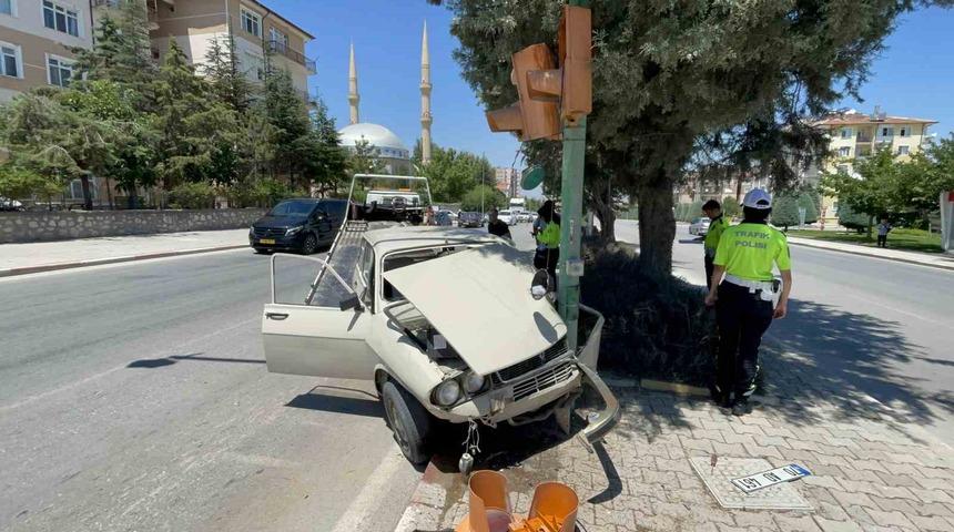 Karaman&rsquo;da otomobil trafik lambasına &ccedil;arptı: 1 yaralı