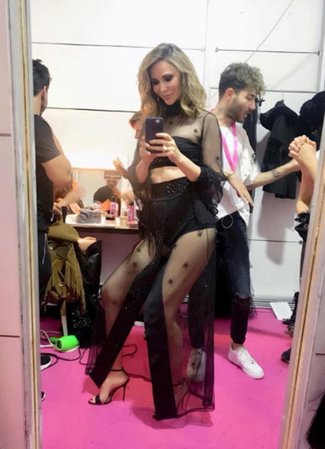 Demet Şener soyunma odasında