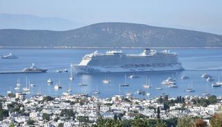 Dev kruvaziyer Bodrum'a demir attı: Binlerce turist il&ccedil;eye akın etti