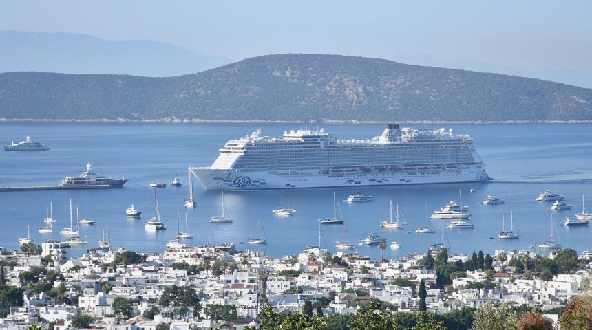 Dev kruvaziyer Bodrum'a demir attı: Binlerce turist il&ccedil;eye akın etti