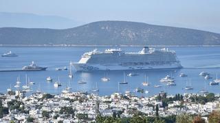Dev kruvaziyer Bodrum'a demir attı: Binlerce turist ilçeye akın etti