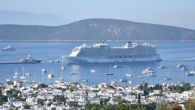 Dev kruvaziyer Bodrum'a demir attı: Binlerce turist ilçeye akın etti
