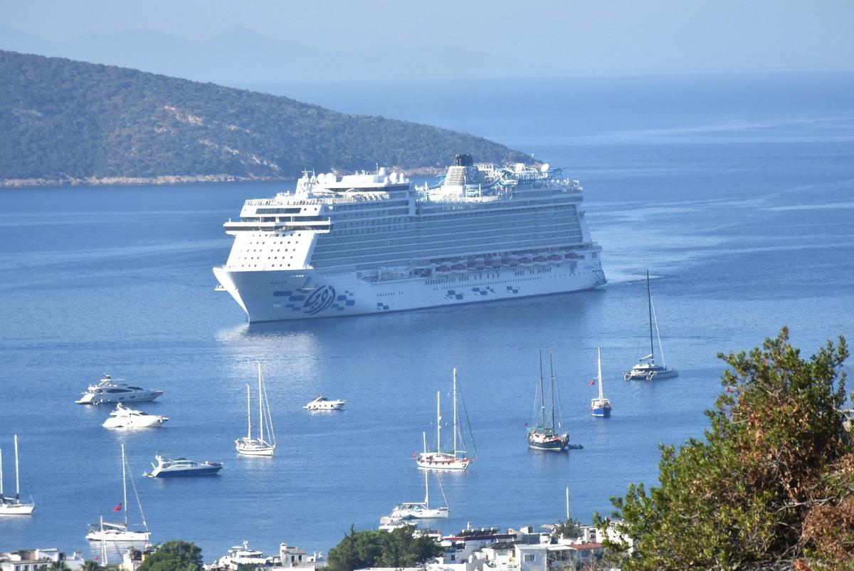 Dev kruvaziyer Bodrum a demir attı: Binlerce turist ilçeye akın etti 1