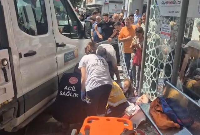 Silivri’de kamyonet durağa daldı: 1 kadın yaralandı 3