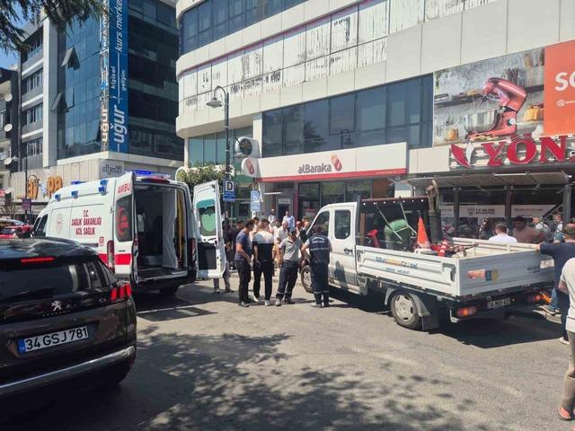 Silivri’de kamyonet durağa daldı: 1 kadın yaralandı 1