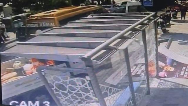 Silivri’de kamyonet durağa daldı: 1 kadın yaralandı