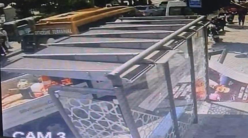 Silivri&rsquo;de kamyonet durağa daldı: 1 kadın yaralandı