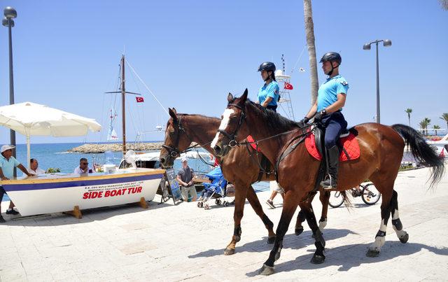 Manavgat'ta atlı jandarma timi görev başında