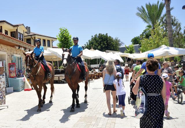 Manavgat'ta atlı jandarma timi görev başında