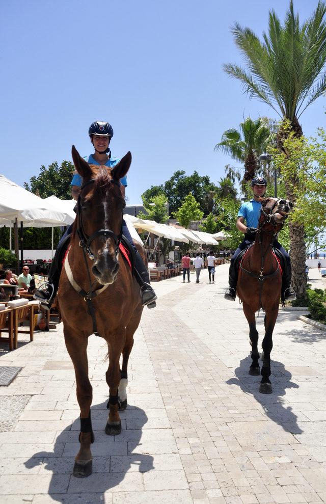 Manavgat'ta atlı jandarma timi görev başında