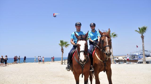 Manavgat'ta atlı jandarma timi görev başında