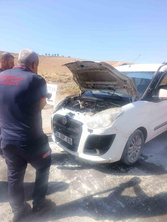 Siirt’te seyir halindeki araç alev topuna döndü 2