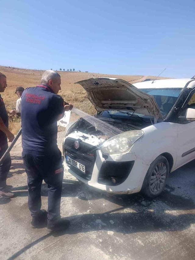 Siirt’te seyir halindeki araç alev topuna döndü 1