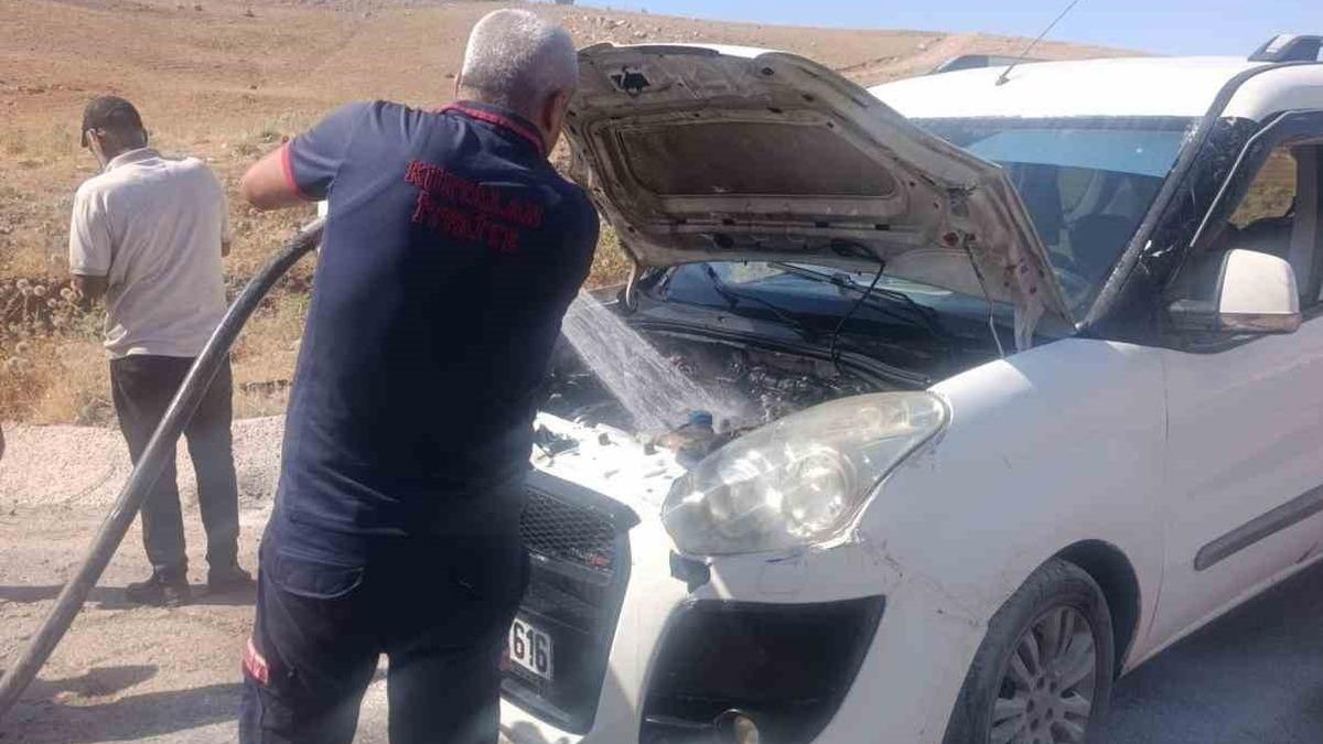 Siirt’te seyir halindeki araç alev topuna döndü