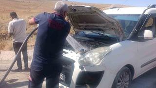 Siirt’te seyir halindeki araç alev topuna döndü