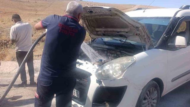 Siirt’te seyir halindeki araç alev topuna döndü