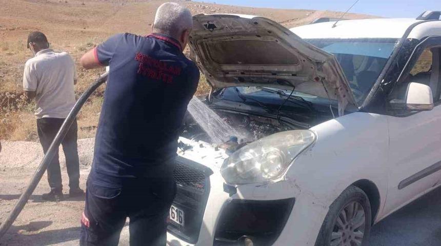 Siirt&rsquo;te seyir halindeki ara&ccedil; alev topuna d&ouml;nd&uuml;