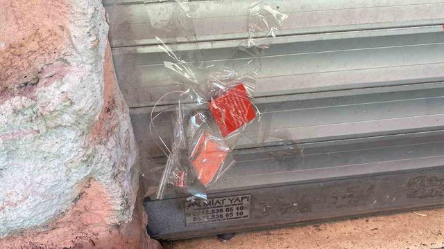 Mühürlü boş dükkandan yayılan kötü koku ekipleri harekete geçirdi 1