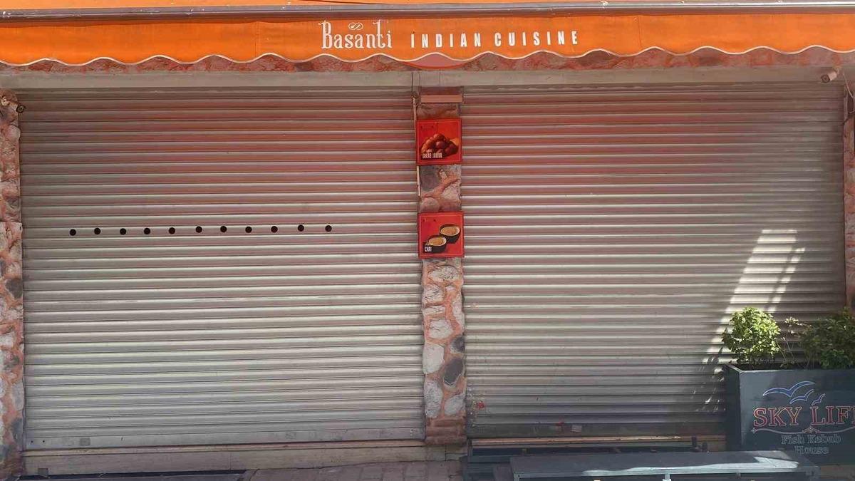 Mühürlü boş dükkandan yayılan kötü koku ekipleri harekete geçirdi