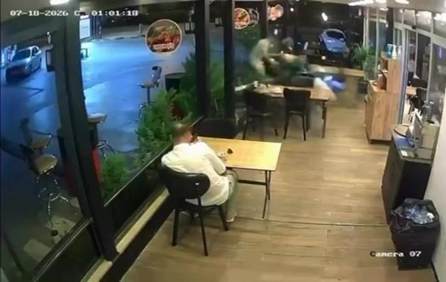 Motosiklet lokantada oturan müşteriye çarptı 3