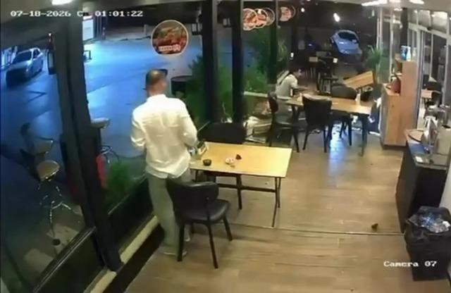 Motosiklet lokantada oturan müşteriye çarptı 2