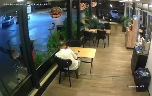 Motosiklet lokantada oturan müşteriye çarptı 1